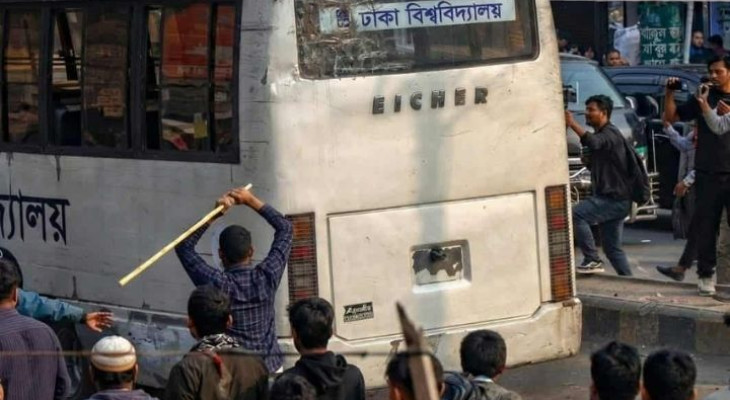 ঢাবির বাসে সাত কলেজের হামলা, সাংবাদিকসহ আহত ৭